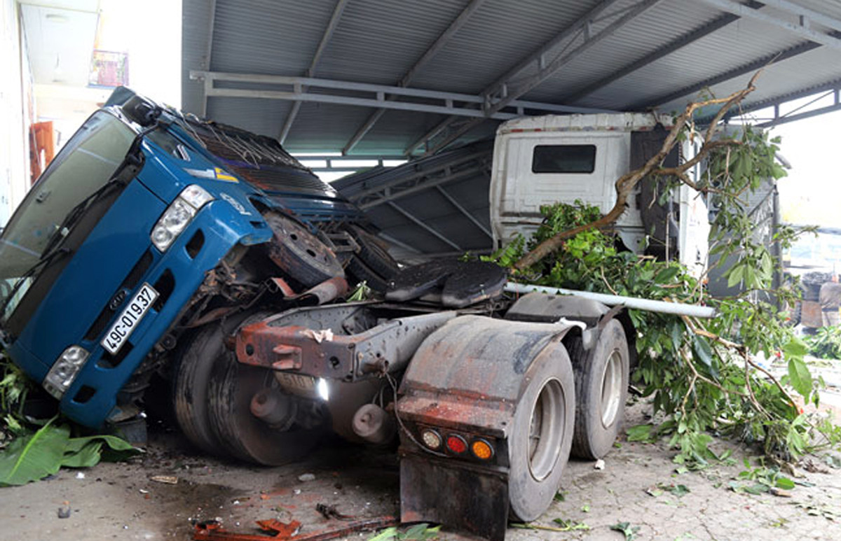 Xe bồn gãy đôi sau khi tông hàng loạt nhà cửa, xe cộ ảnh 1