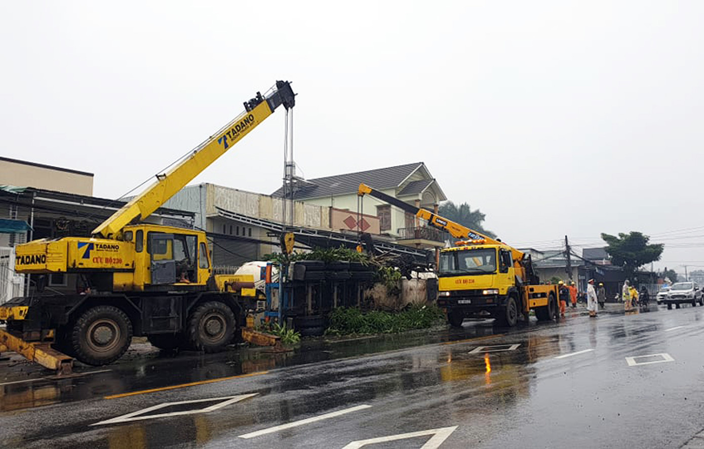 Xe bồn gãy đôi sau khi tông hàng loạt nhà cửa, xe cộ ảnh 3