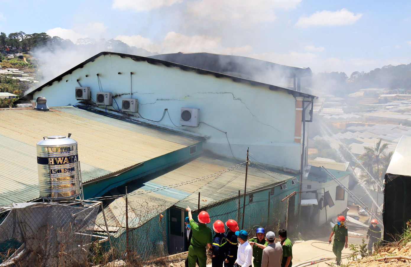 Trại ươm cây giống Đà Lạt bốc cháy ngùn ngụt cùng những tiếng nổ lớn ảnh 1