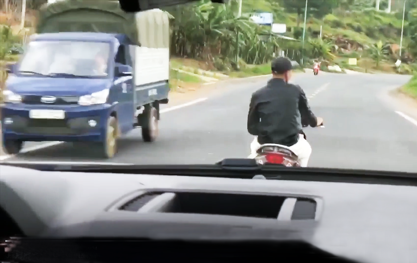 Xử lý kẻ đi xe máy vào cao tốc, đánh võng trước ô tô ảnh 1