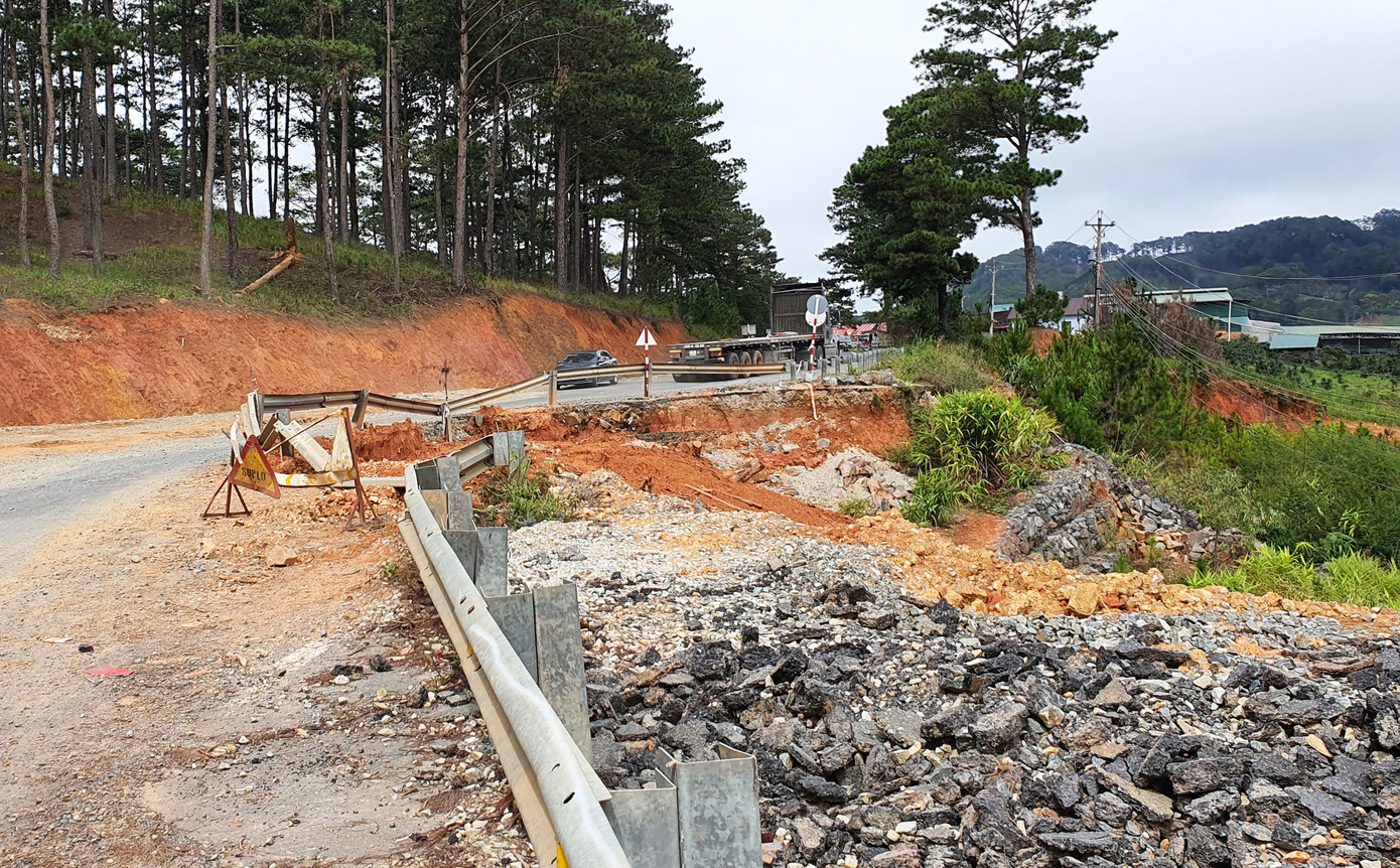 Quốc lộ 27C sạt lở tại 3 địa điểm, ảnh hưởng an toàn 1 ngôi trường ảnh 1