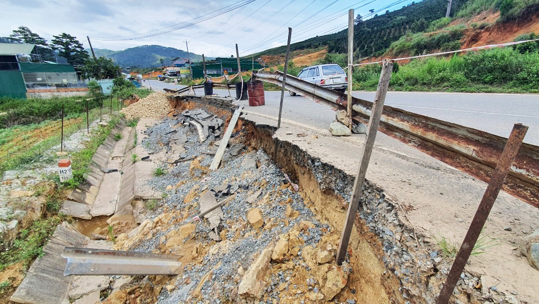 Quốc lộ 27C sạt lở tại 3 địa điểm, ảnh hưởng an toàn 1 ngôi trường ảnh 3