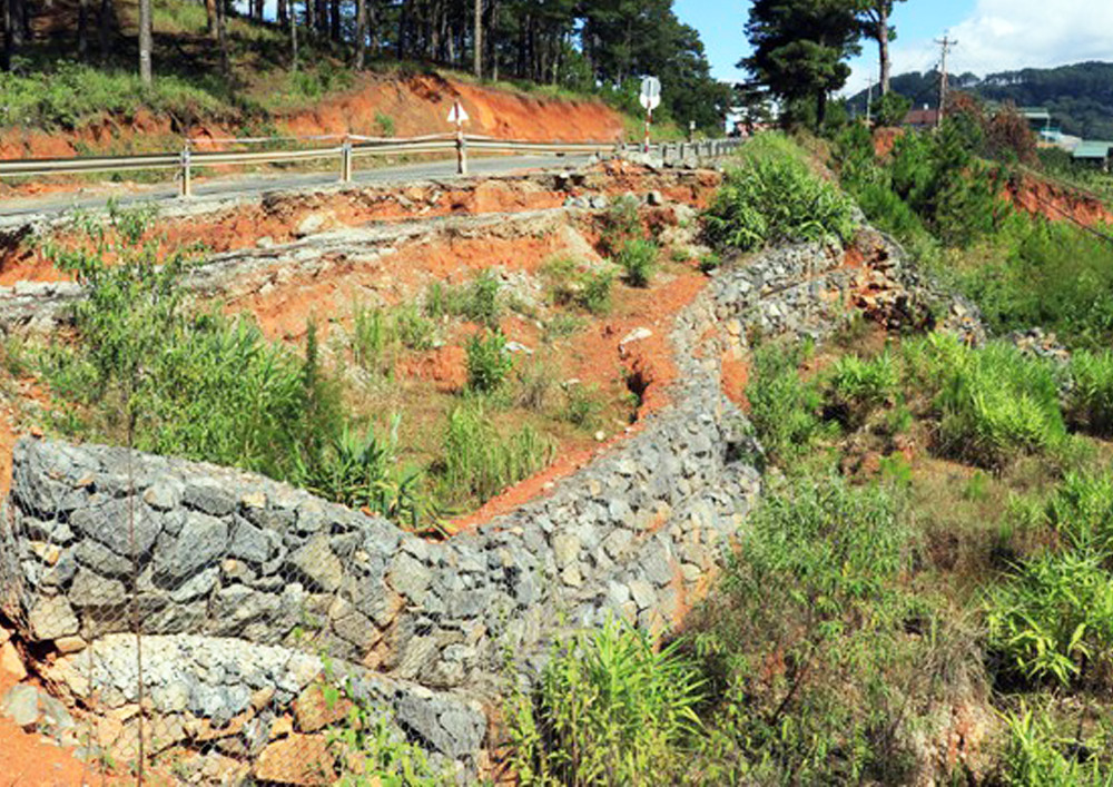 Quốc lộ 27C sạt lở tại 3 địa điểm, ảnh hưởng an toàn 1 ngôi trường ảnh 2