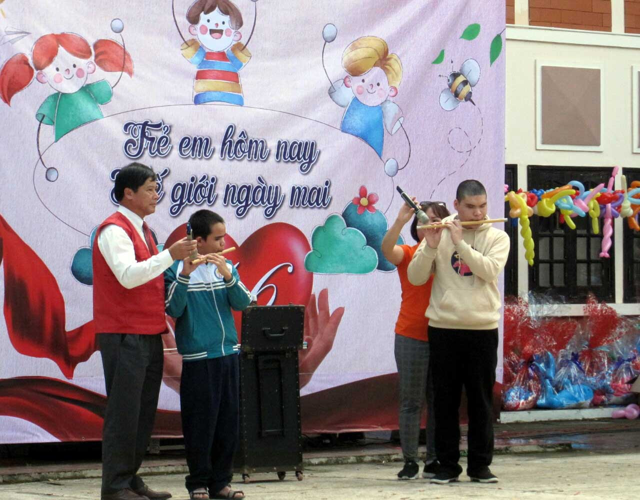 Xe hớt tóc lưu động miễn phí tìm trẻ em nghèo Đà Lạt ảnh 3