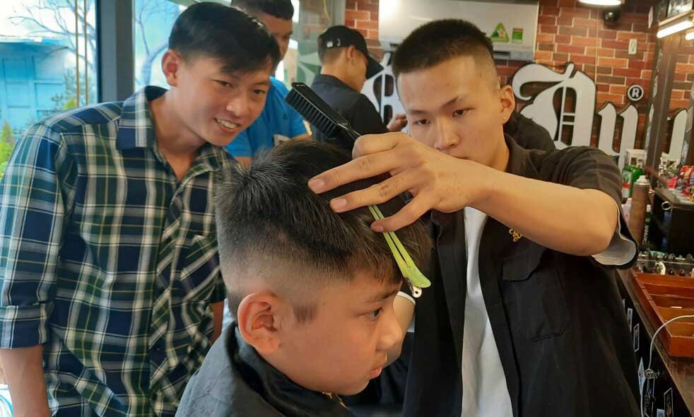 Xe hớt tóc lưu động miễn phí tìm trẻ em nghèo Đà Lạt ảnh 1