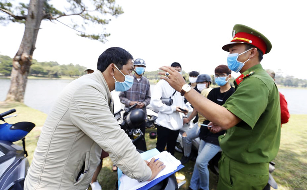 Đà Lạt phạt 60 người không đeo khẩu trang nơi công cộng ảnh 1