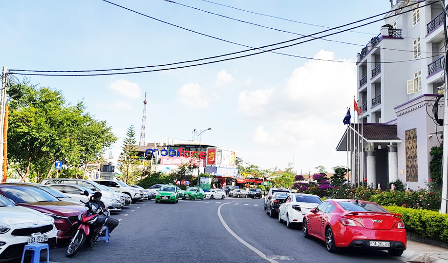 Đà Lạt rộng cửa đón du khách nhưng phạt người không đeo khẩu trang ảnh 1