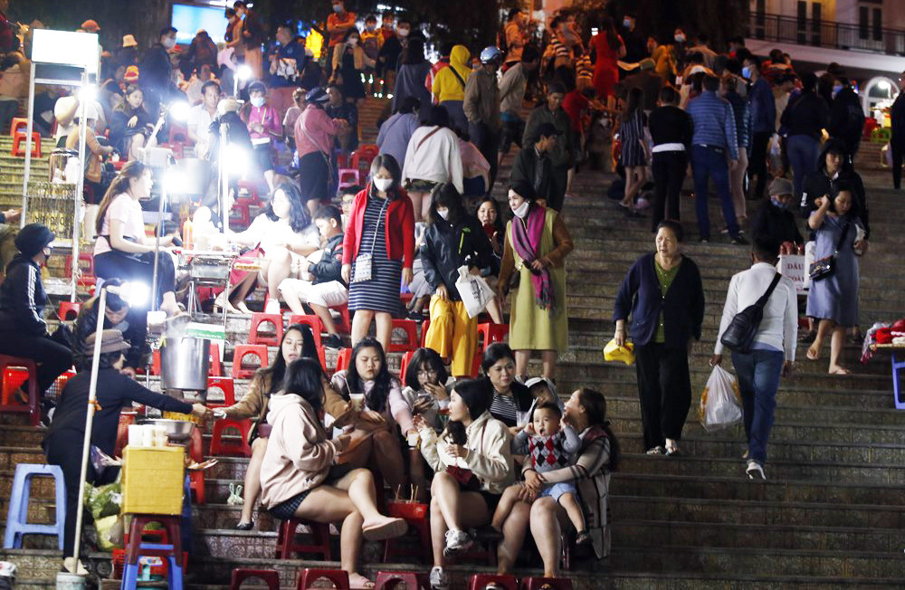 Đà Lạt rộng cửa đón du khách nhưng phạt người không đeo khẩu trang ảnh 2