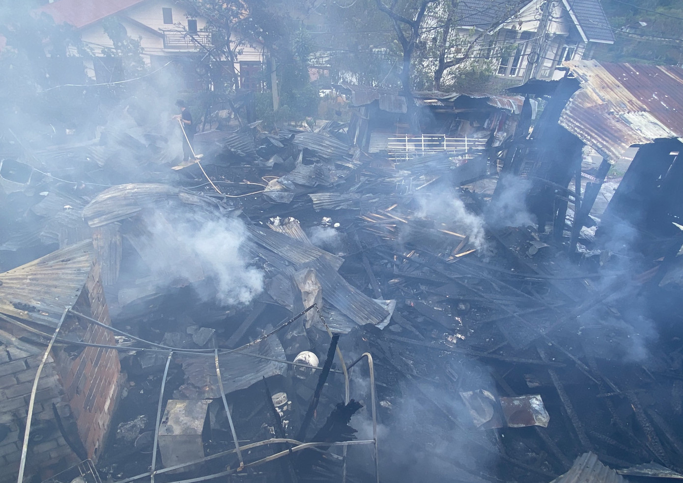 Xưởng gỗ và 3 phòng trọ bốc cháy ngùn ngụt ở Đà Lạt ảnh 1