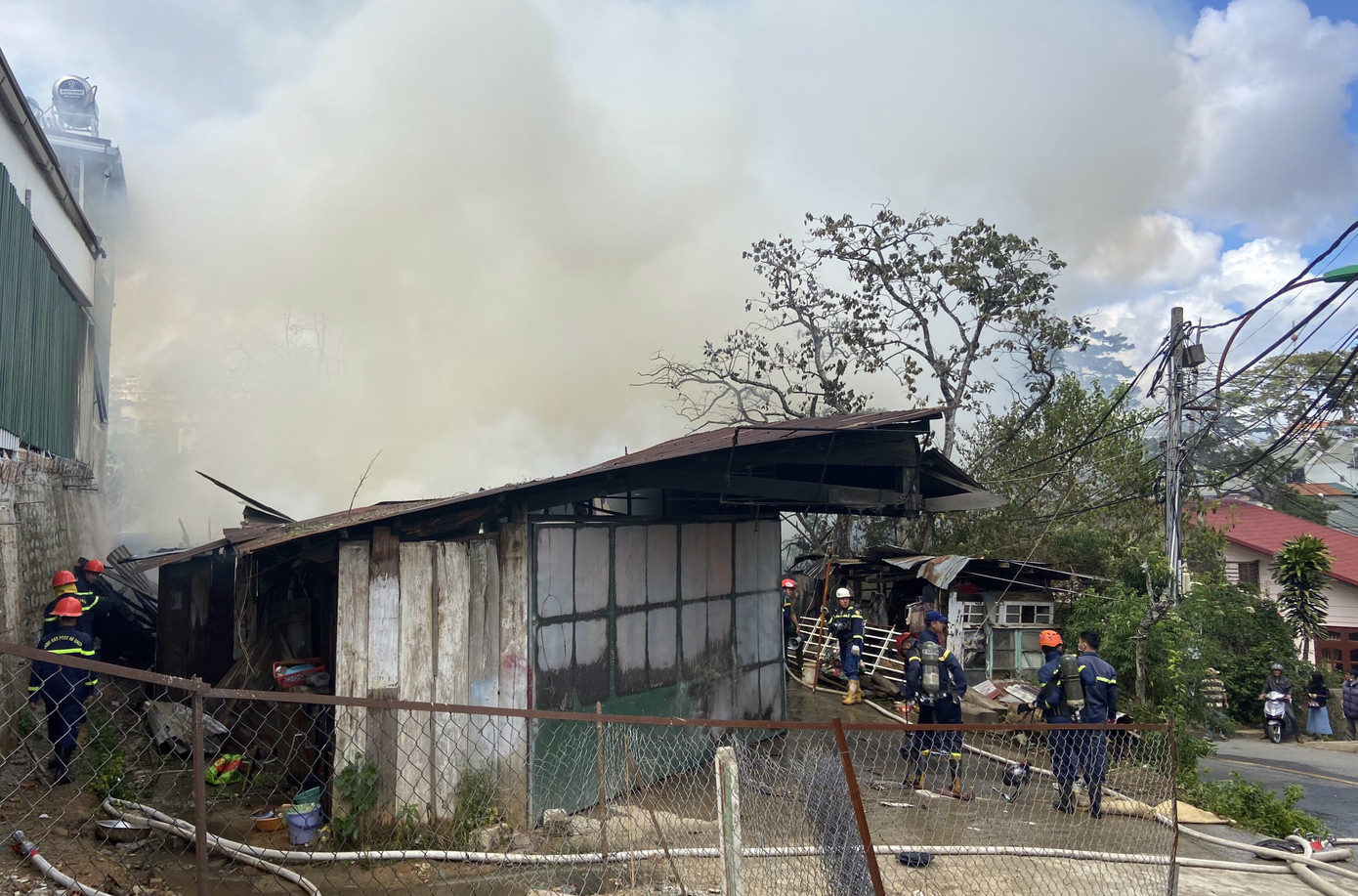 Xưởng gỗ và 3 phòng trọ bốc cháy ngùn ngụt ở Đà Lạt ảnh 2