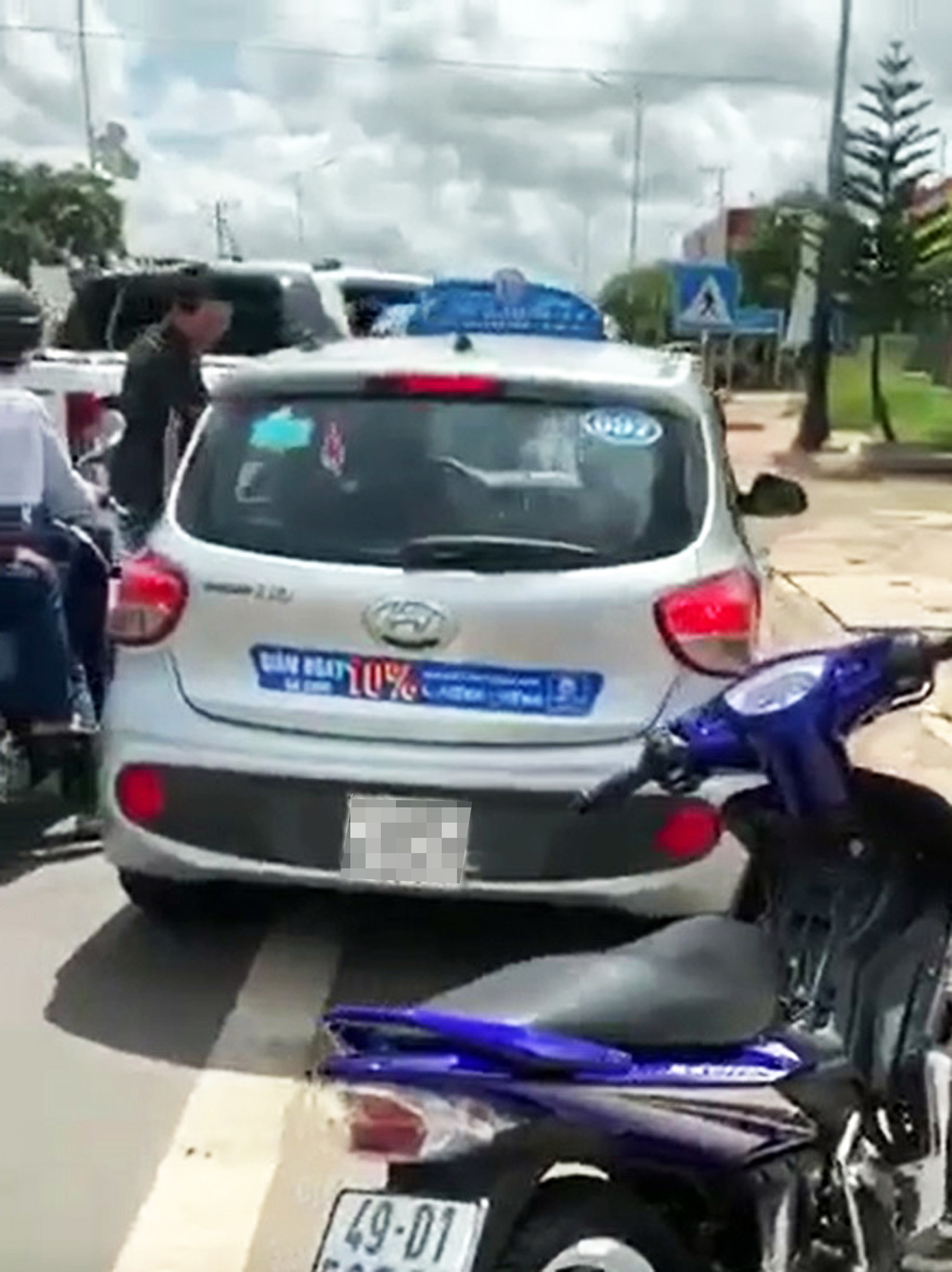 Người dân 'vây bắt' chủ hụi bị lập bàn thờ ở Lâm Đồng ảnh 1