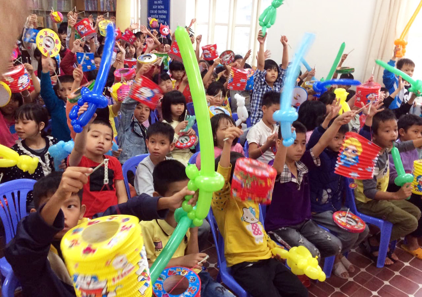 Hàng ngàn phần quà Trung thu tặng trẻ khiếm thính, vùng sâu ảnh 4