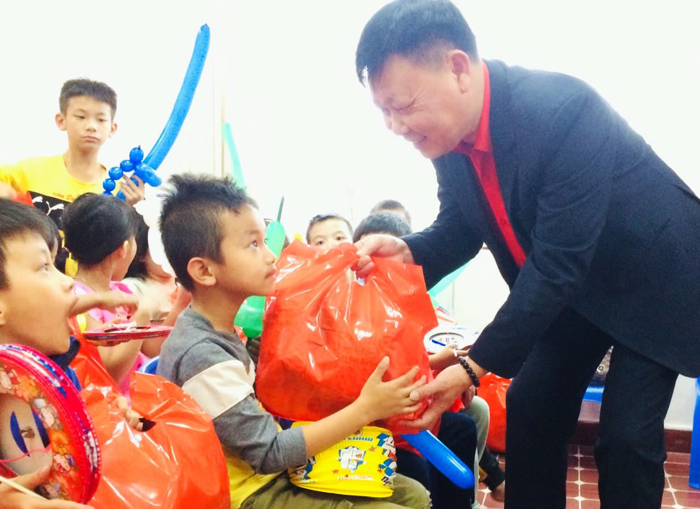 Hàng ngàn phần quà Trung thu tặng trẻ khiếm thính, vùng sâu ảnh 3