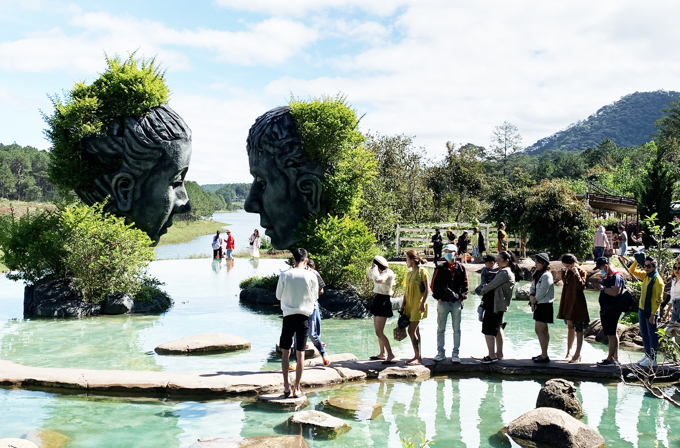 Đà Lạt tấp nập du khách dịp Tết Dương lịch 2021 ảnh 1