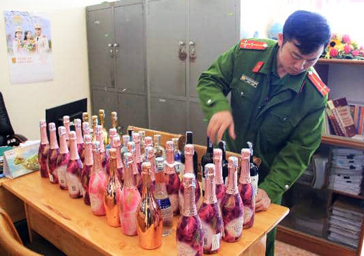 Phát hiện gần 100 dân chơi quay cuồng trong quán bar trá hình lúc nửa đêm ảnh 1