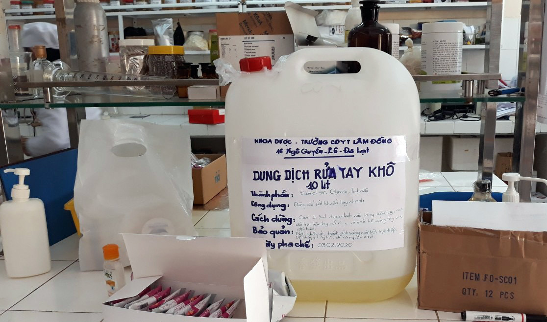 Trường Cao đẳng Y tế Lâm Đồng sản xuất khẩu trang để cấp phát miễn phí ảnh 3