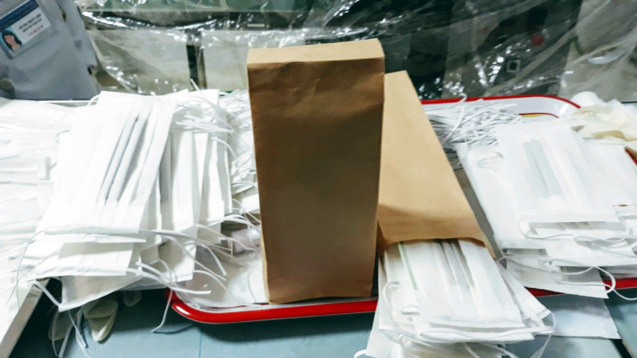 Trường Cao đẳng Y tế Lâm Đồng sản xuất khẩu trang để cấp phát miễn phí ảnh 1