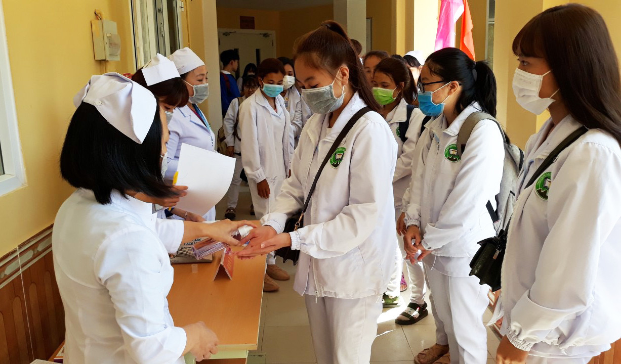 Trường Cao đẳng Y tế Lâm Đồng sản xuất khẩu trang để cấp phát miễn phí ảnh 2