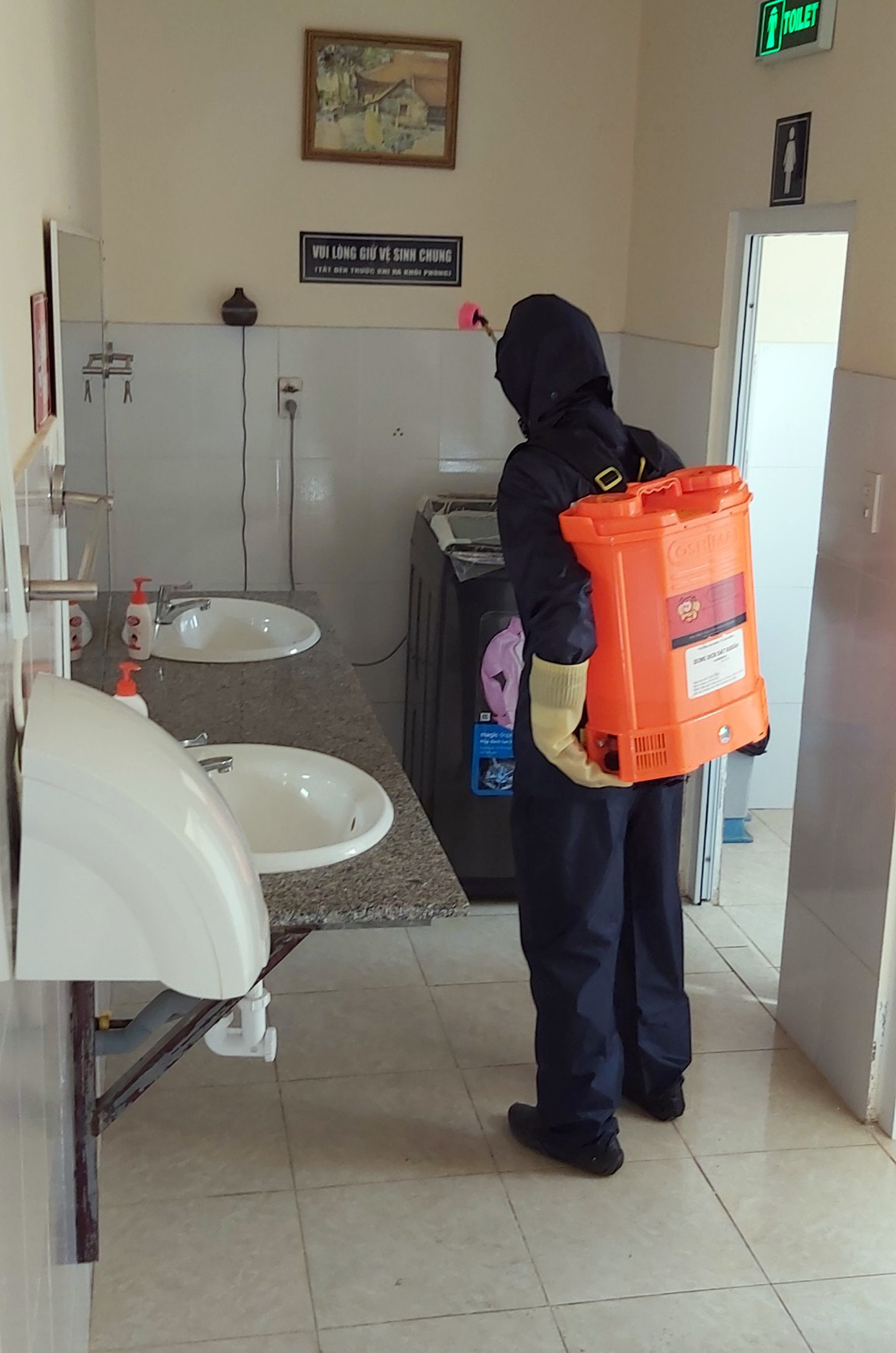 Trường Cao đẳng Y tế Lâm Đồng sản xuất khẩu trang để cấp phát miễn phí ảnh 5