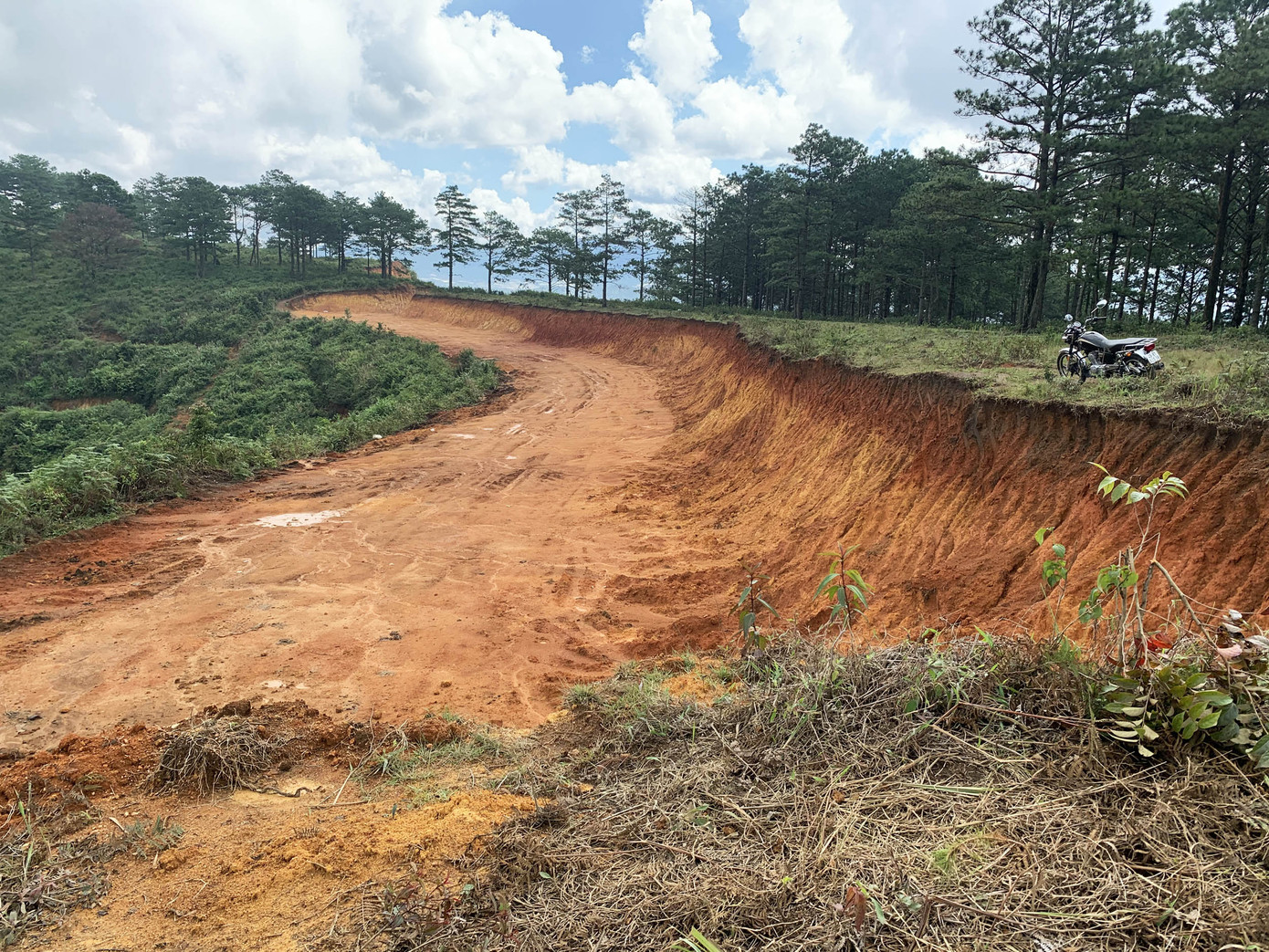 Ngang nhiên ‘xẻ’ đồi rừng phòng hộ vào khai thác khoáng sản ở Đà Lạt ảnh 2