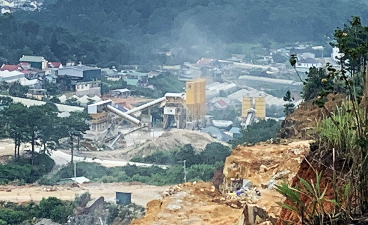 Ngang nhiên ‘xẻ’ đồi rừng phòng hộ vào khai thác khoáng sản ở Đà Lạt ảnh 3