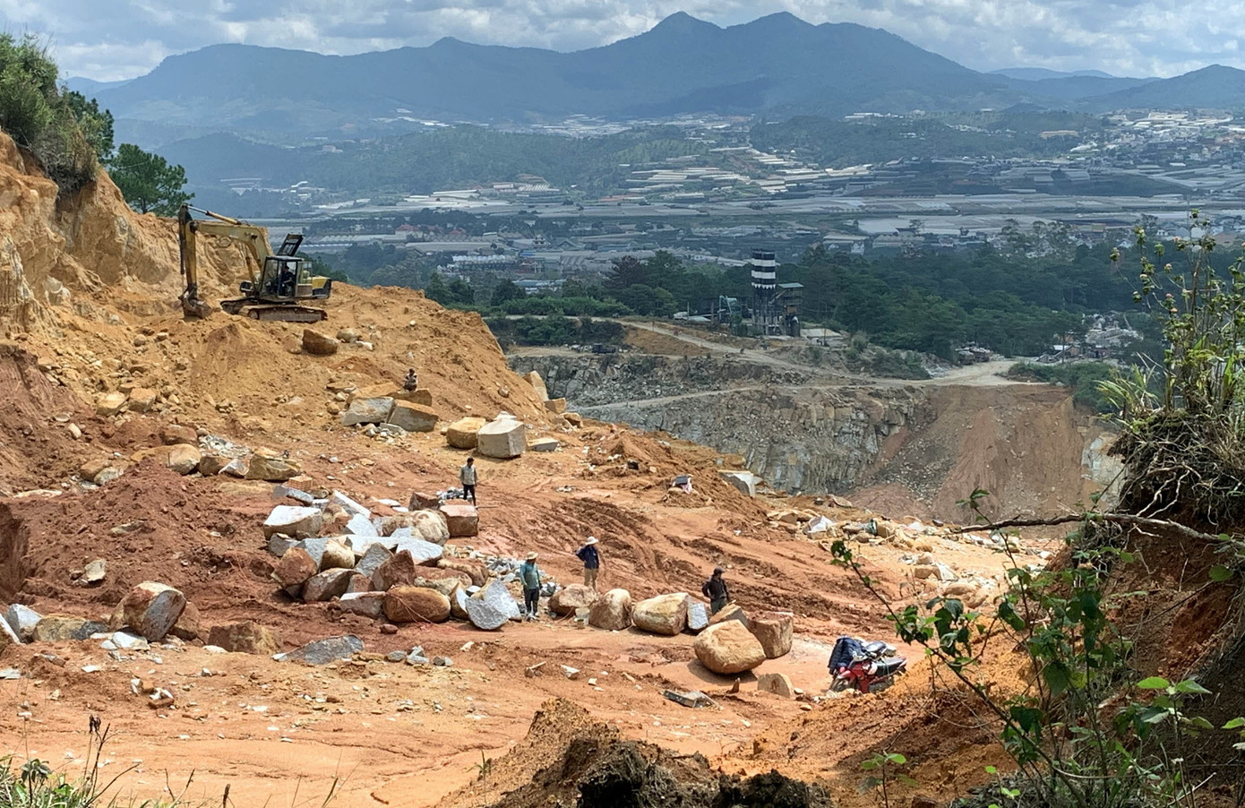 Ngang nhiên ‘xẻ’ đồi rừng phòng hộ vào khai thác khoáng sản ở Đà Lạt ảnh 1