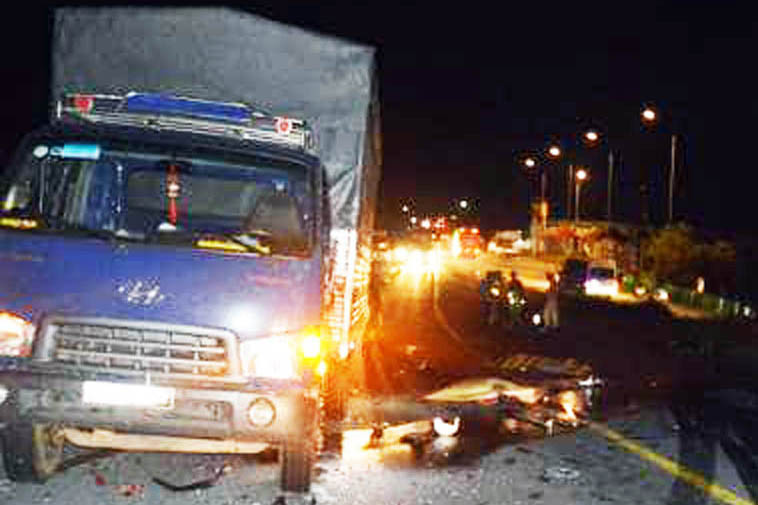 Xe máy đấu đầu xe tải, 2 thanh niên tử vong tại chỗ ảnh 1