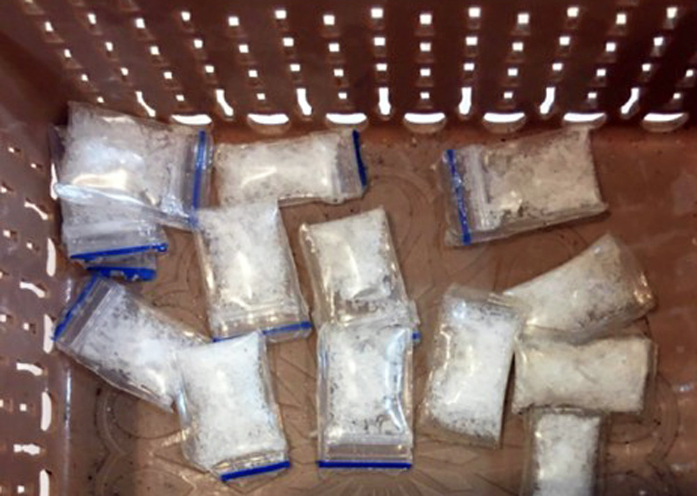 Chồng bị tạm giam, vợ 18 tuổi bế con nhập nhóm 'chơi' ma túy ảnh 2