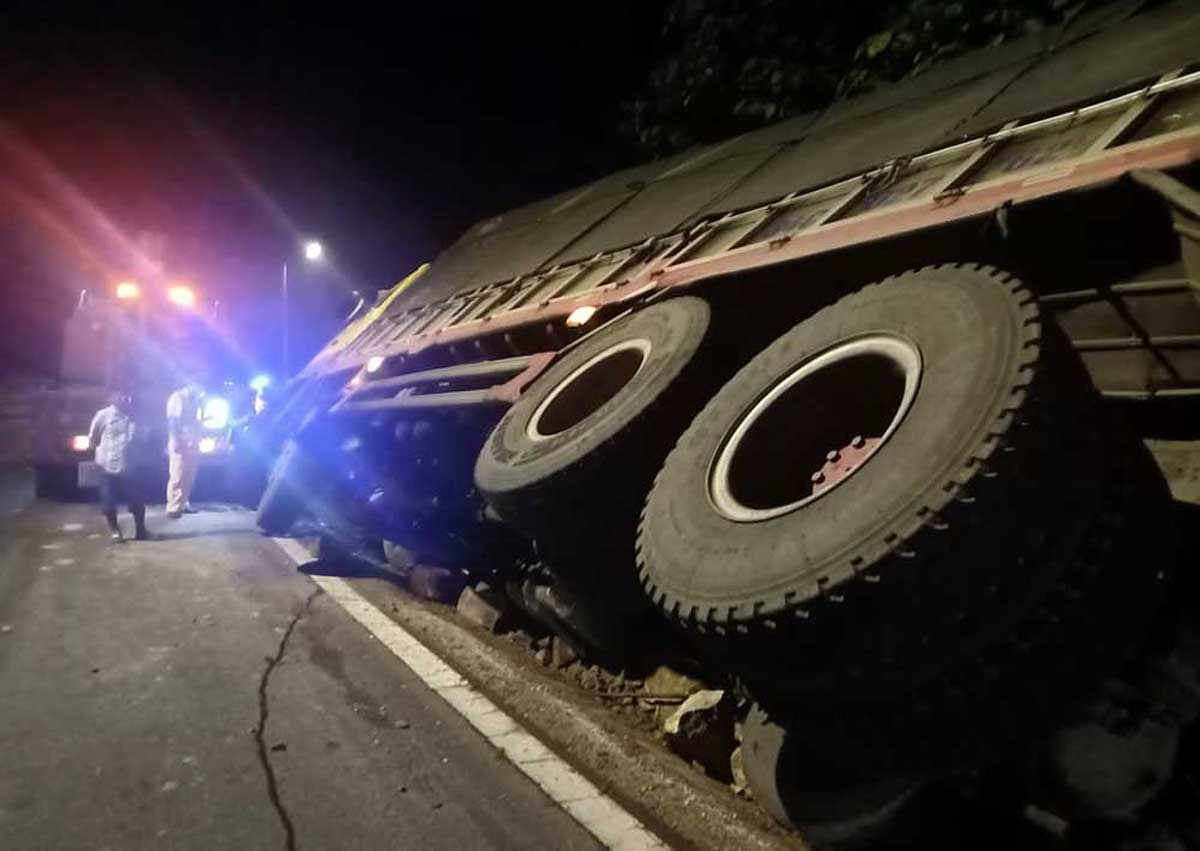 Liên tiếp hai vụ lật xe tải chở rau trên đèo Bảo Lộc ảnh 1