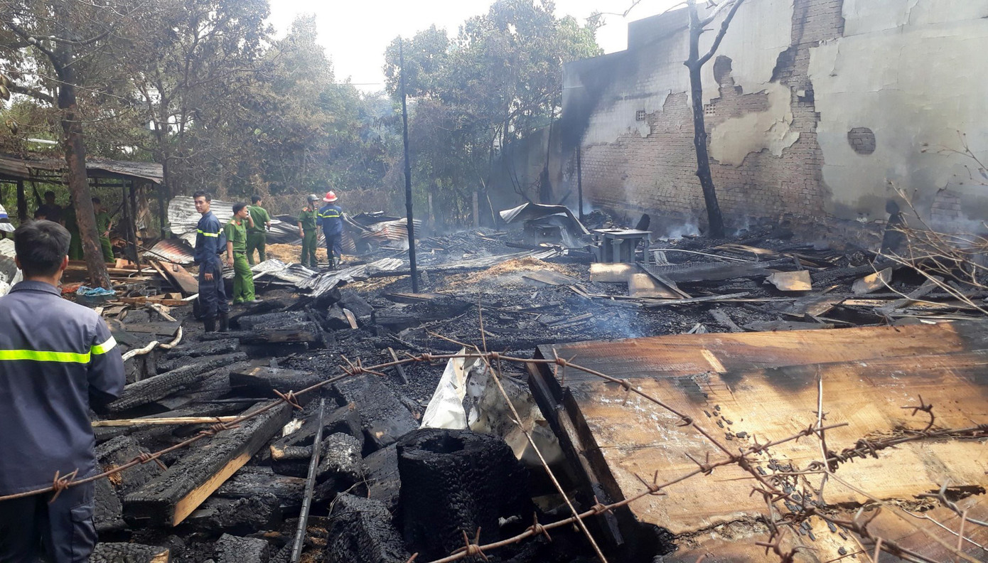 Hỏa hoạn thiêu rụi xưởng gỗ, lan sang nhà dân ảnh 1