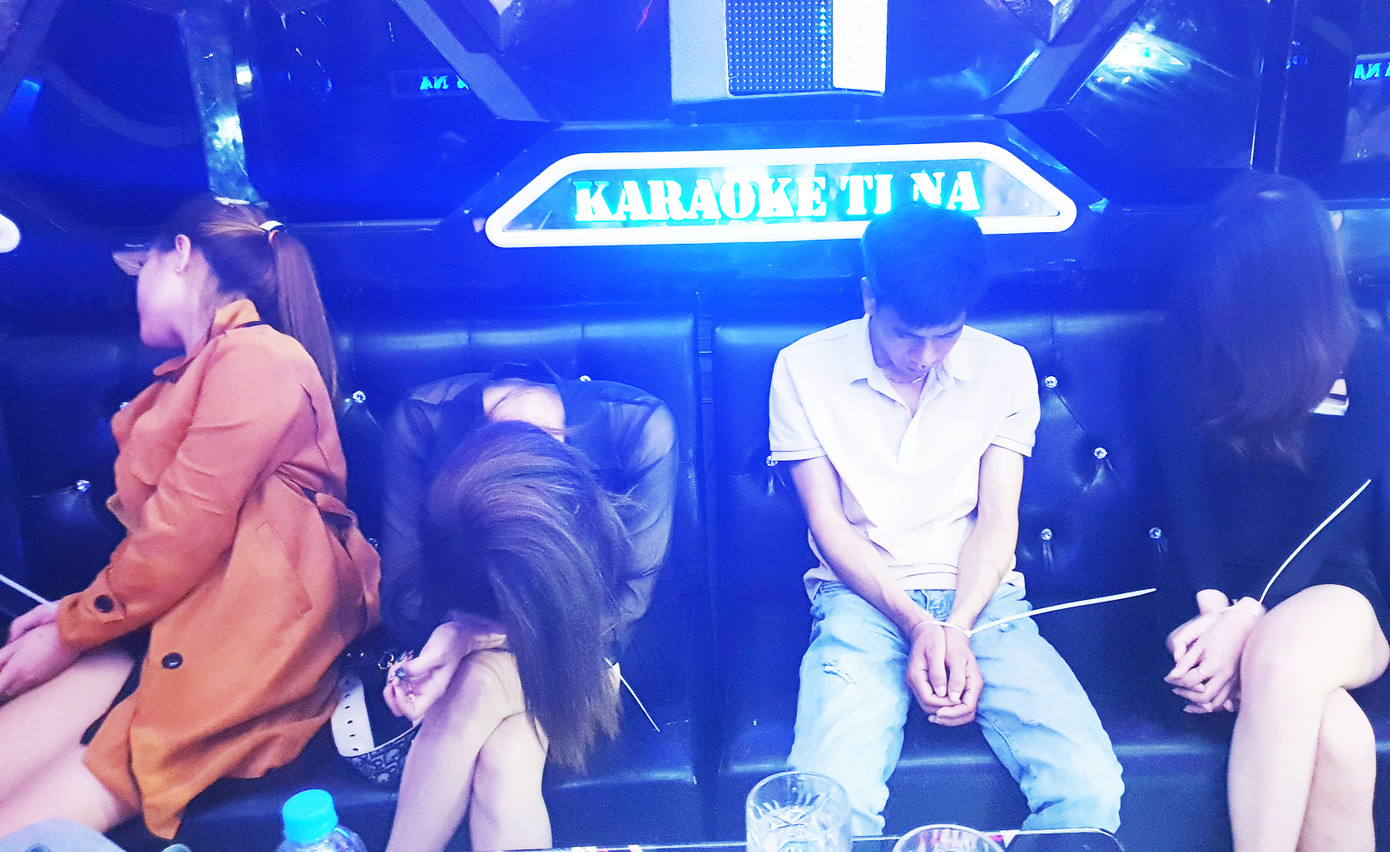 Bắt quả tang 24 dân chơi ‘bay lắc’ điên cuồng tại quán karaoke ảnh 2