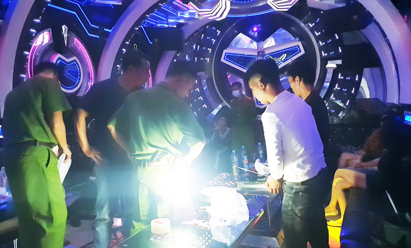 Bắt quả tang 24 dân chơi ‘bay lắc’ điên cuồng tại quán karaoke ảnh 1