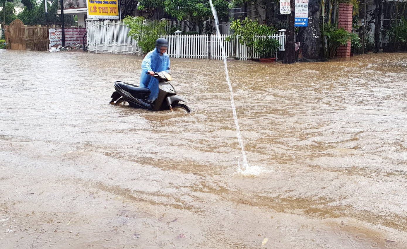 Hàng loạt tuyến đường ở thành phố Bảo Lộc bị ngập sâu sau trận mưa lớn ảnh 1