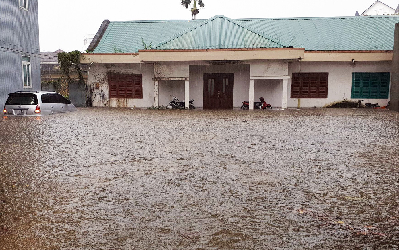 Hàng loạt tuyến đường ở thành phố Bảo Lộc bị ngập sâu sau trận mưa lớn ảnh 3