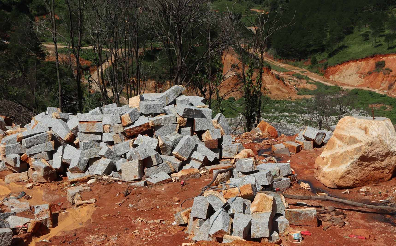 Năm chủ mỏ bị phạt nặng vì khai thác khoáng sản ngoài ranh giới ảnh 1