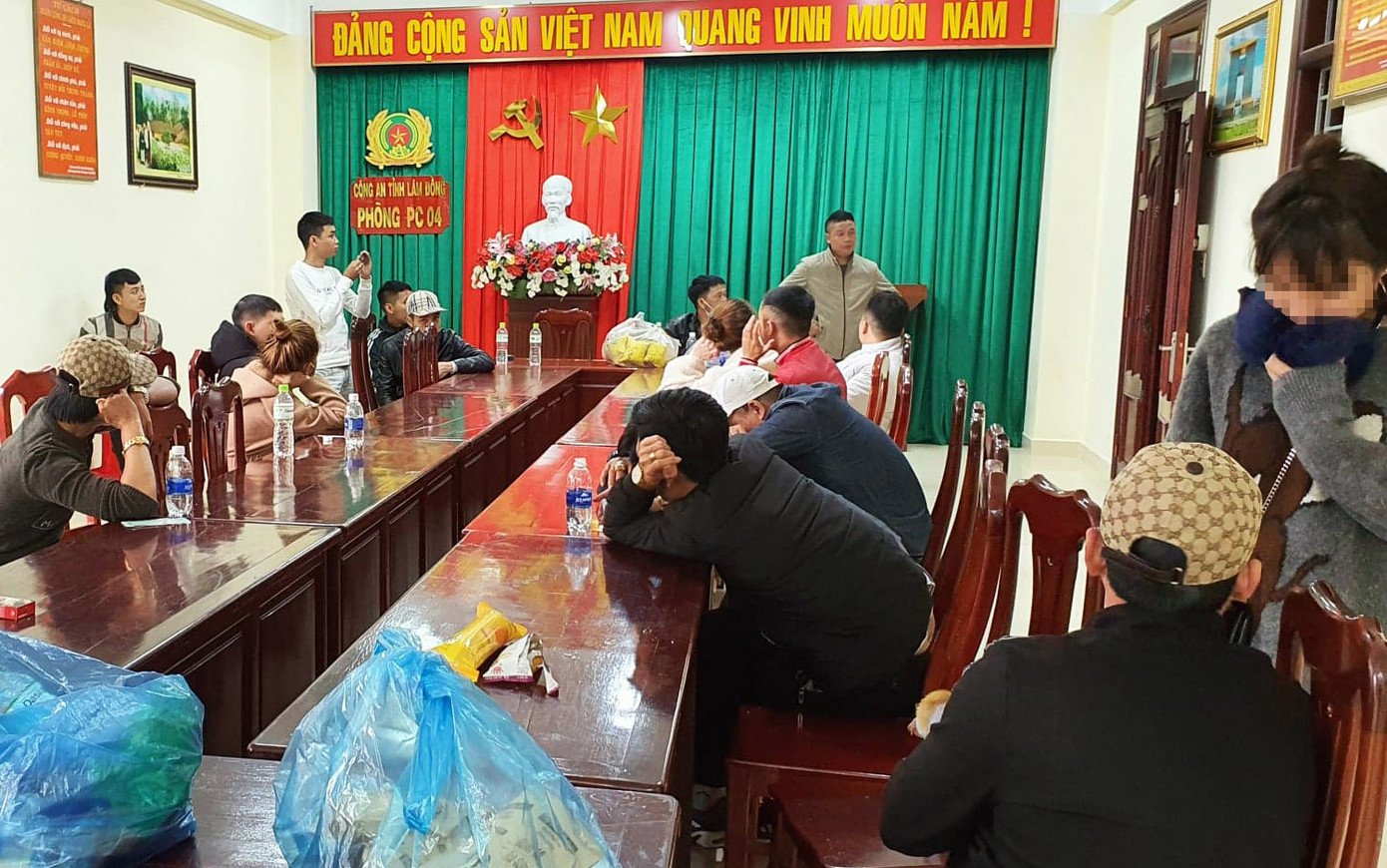 'Đột kích' quán bar ở Đà Lạt, phát hiện nhiều dân chơi dương tính ma túy ảnh 1