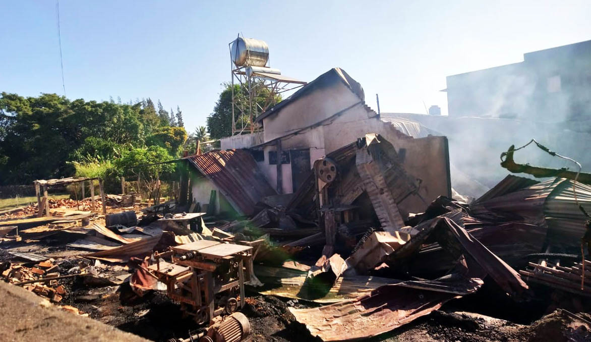 Điều xe cứu hỏa sân bay Liên Khương hỗ trợ dập 'bão lửa' ảnh 1