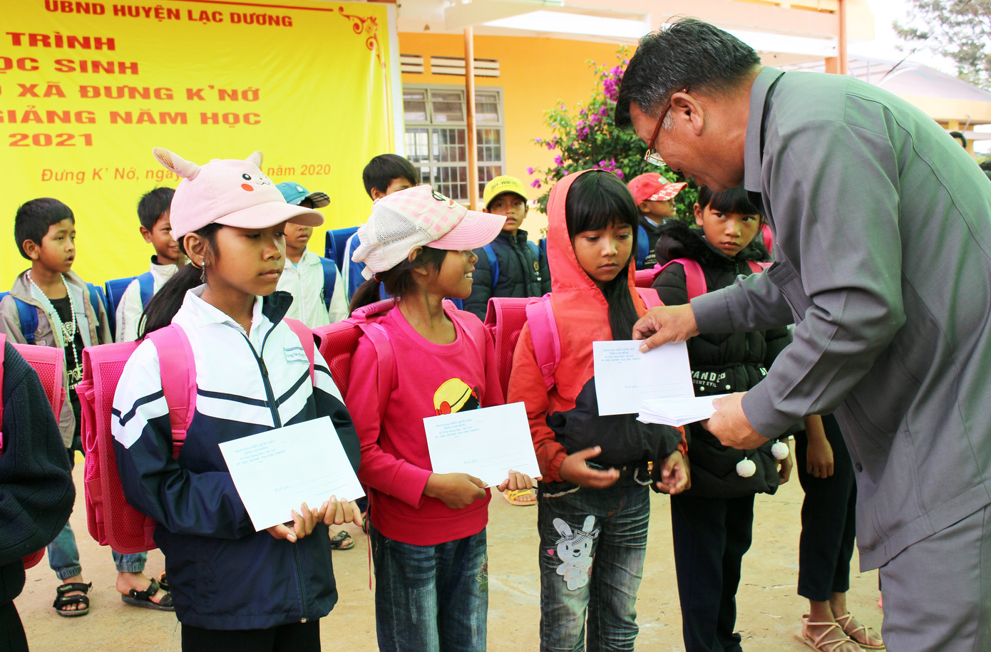 Lâm Đồng: Hàng ngàn phần quà nâng bước học sinh vùng sâu đến trường ảnh 2