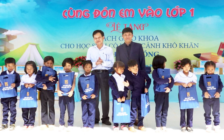 Lâm Đồng: Hàng ngàn phần quà nâng bước học sinh vùng sâu đến trường ảnh 1