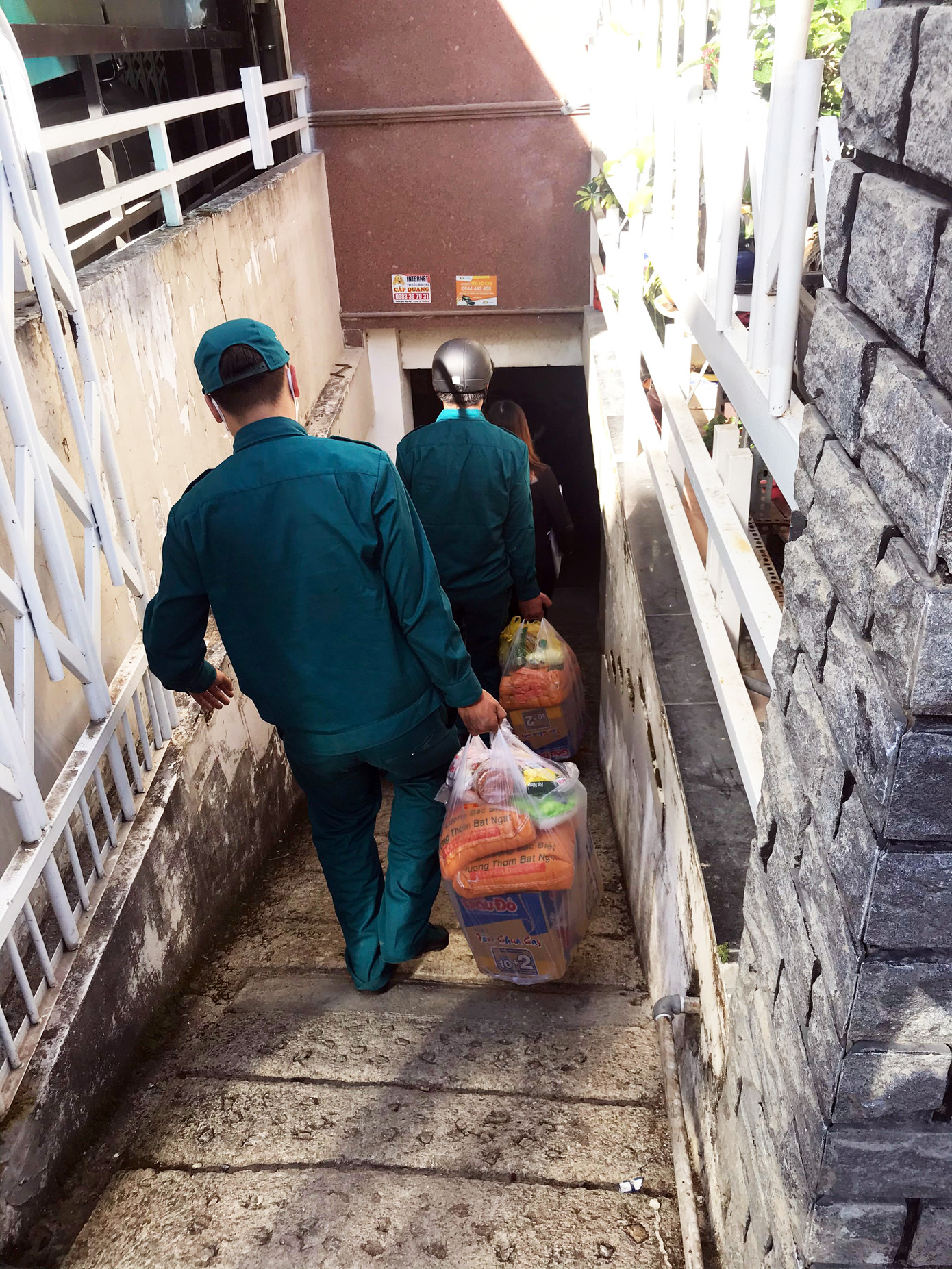 Công an Đà Lạt đi khắp hẻm tặng quà cho dân nghèo ảnh 3