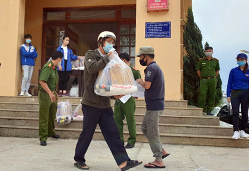 Công an Đà Lạt đi khắp hẻm tặng quà cho dân nghèo ảnh 4