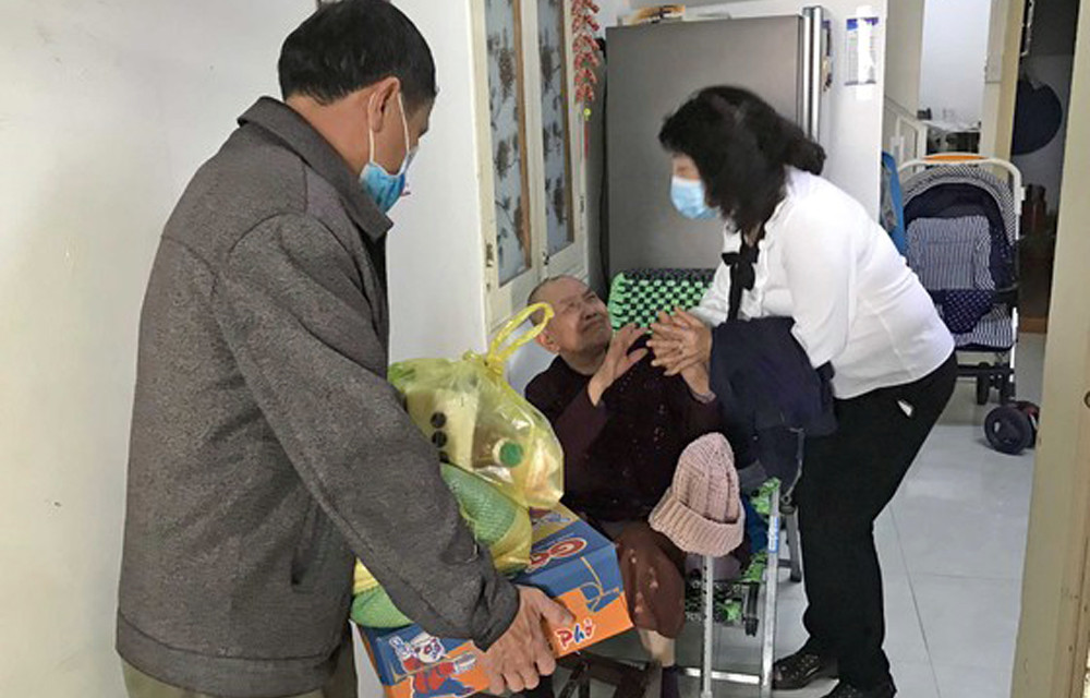 Công an Đà Lạt đi khắp hẻm tặng quà cho dân nghèo ảnh 1