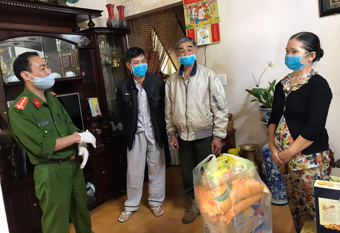 Công an Đà Lạt đi khắp hẻm tặng quà cho dân nghèo ảnh 2