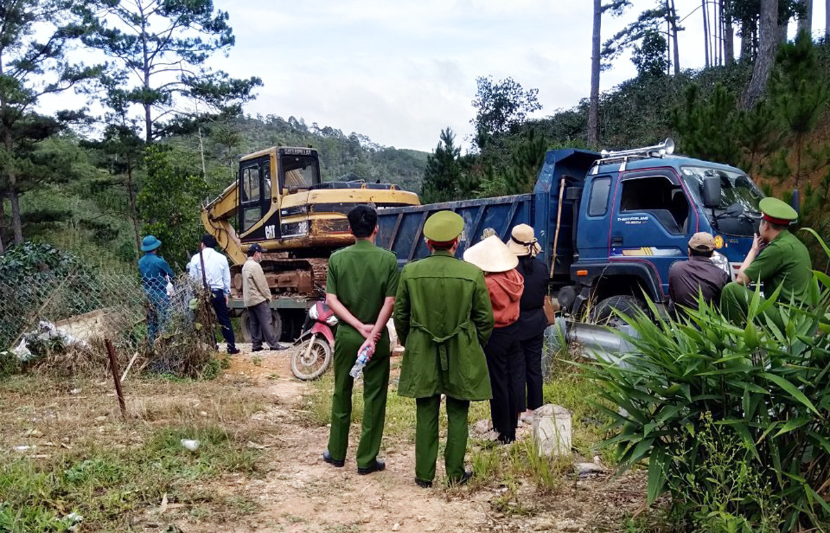 Cưỡng chế hàng loạt nhà xây trái phép trong 'làng biệt thự' ở Lâm Đồng ảnh 1