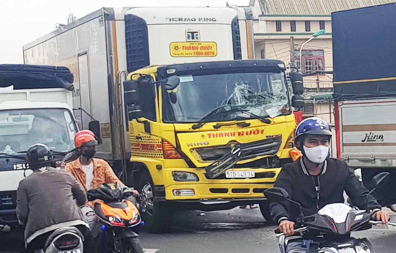 3 xe ô tô tông liên hoàn, quốc lộ 20 ùn ứ ảnh 1