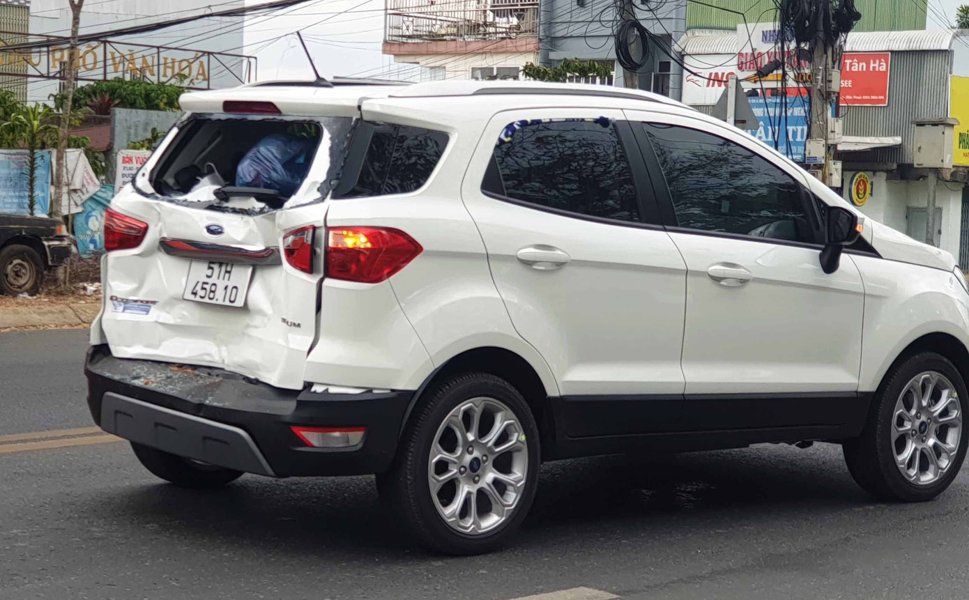 3 xe ô tô tông liên hoàn, quốc lộ 20 ùn ứ ảnh 2