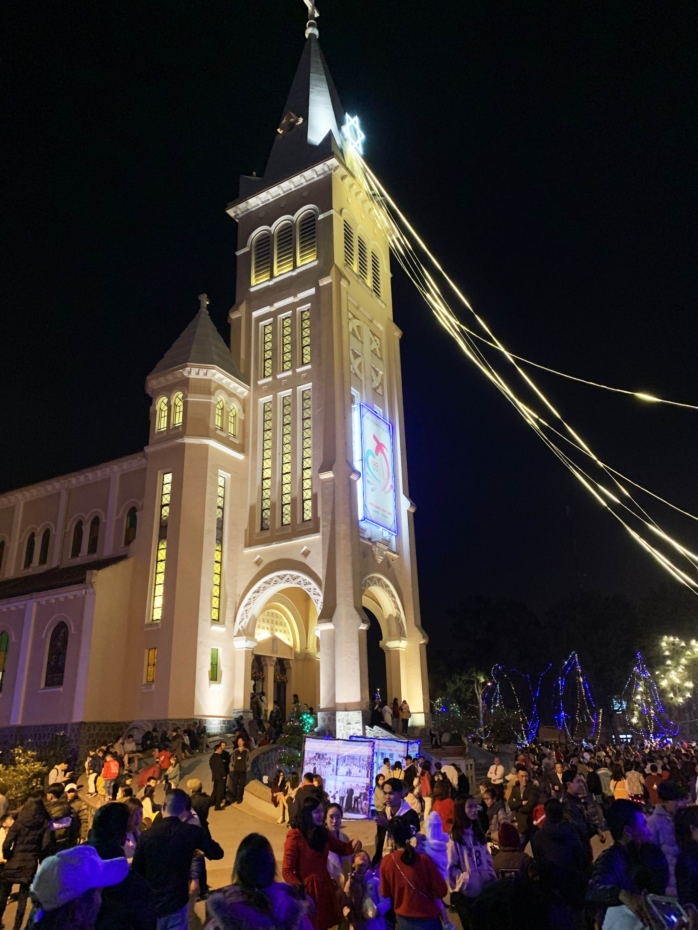 Nhà thờ trăm tuổi ở Đà Lạt ngưng đón khách tham quan ảnh 1