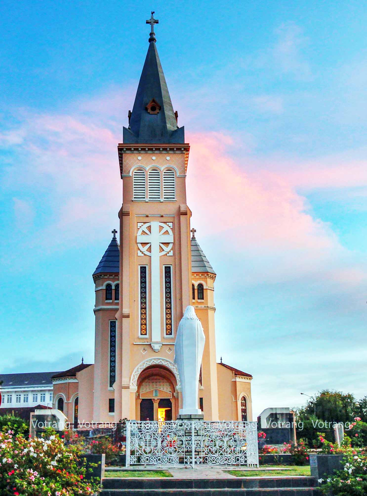 Nhà thờ trăm tuổi ở Đà Lạt ngưng đón khách tham quan ảnh 2