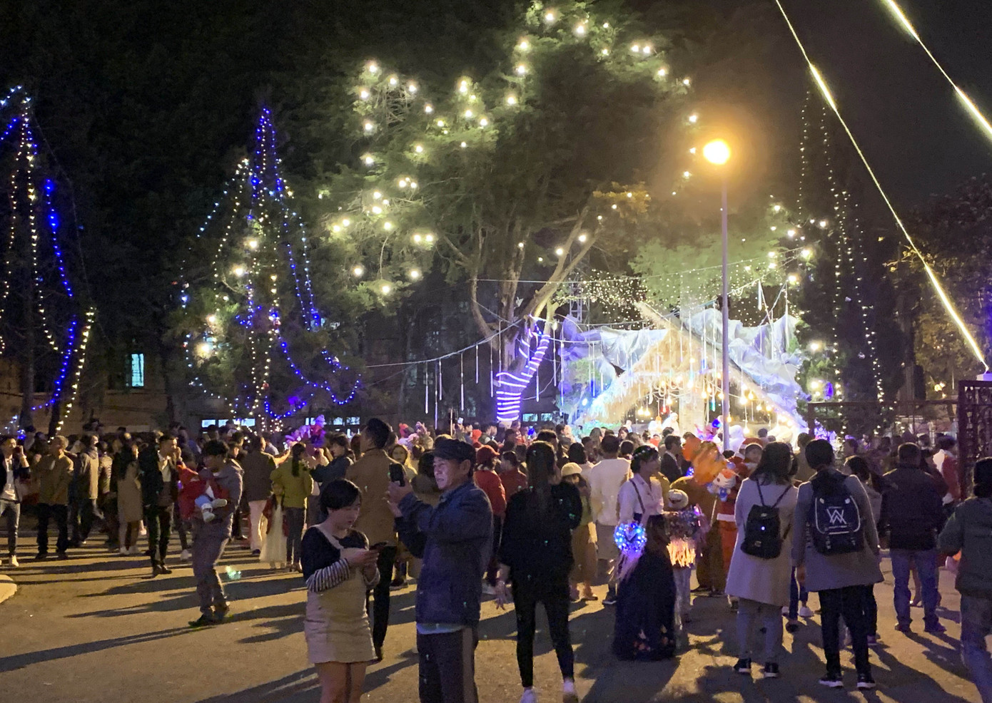 Nhà thờ trăm tuổi ở Đà Lạt ngưng đón khách tham quan ảnh 3