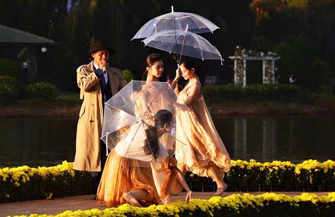 Vẻ đẹp tơ lụa Việt Nam khoe sắc giữa thiên nhiên Đà Lạt huyền ảo ảnh 4